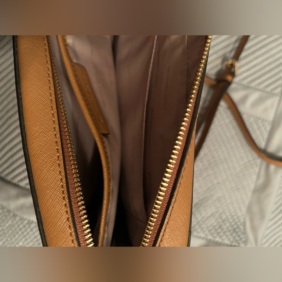 Micheal Kors Jet Set Crossbody Purse - Picture 4 of 4